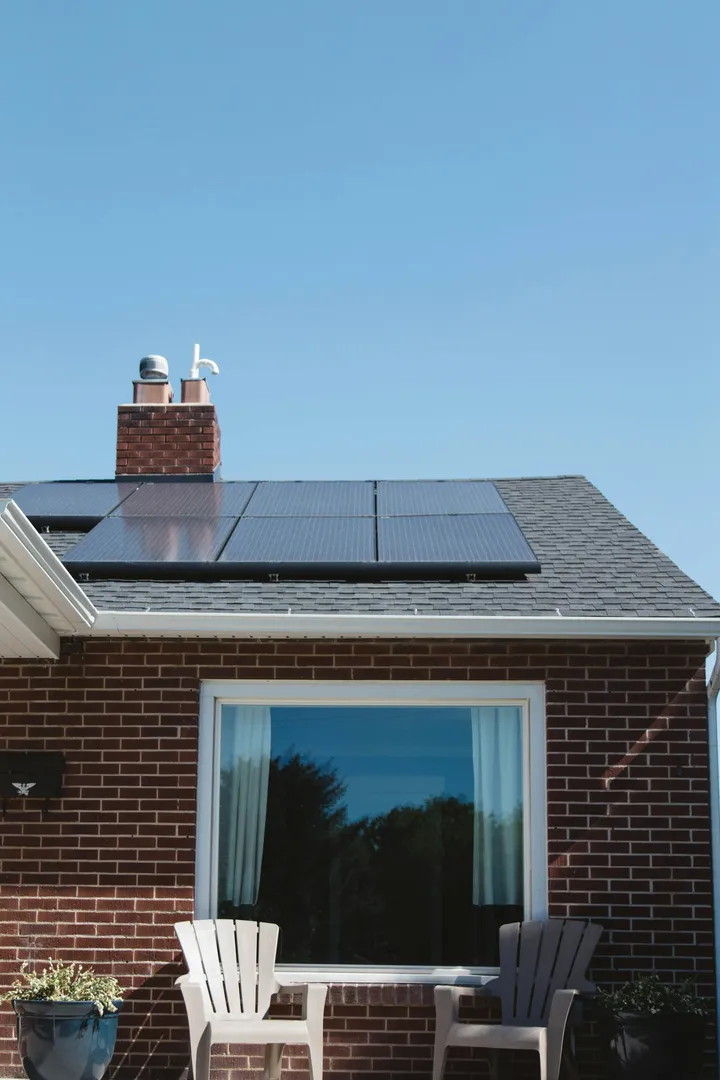 Nettoyage de toiture avant pose de panneaux photovoltaïques - service professionnel
