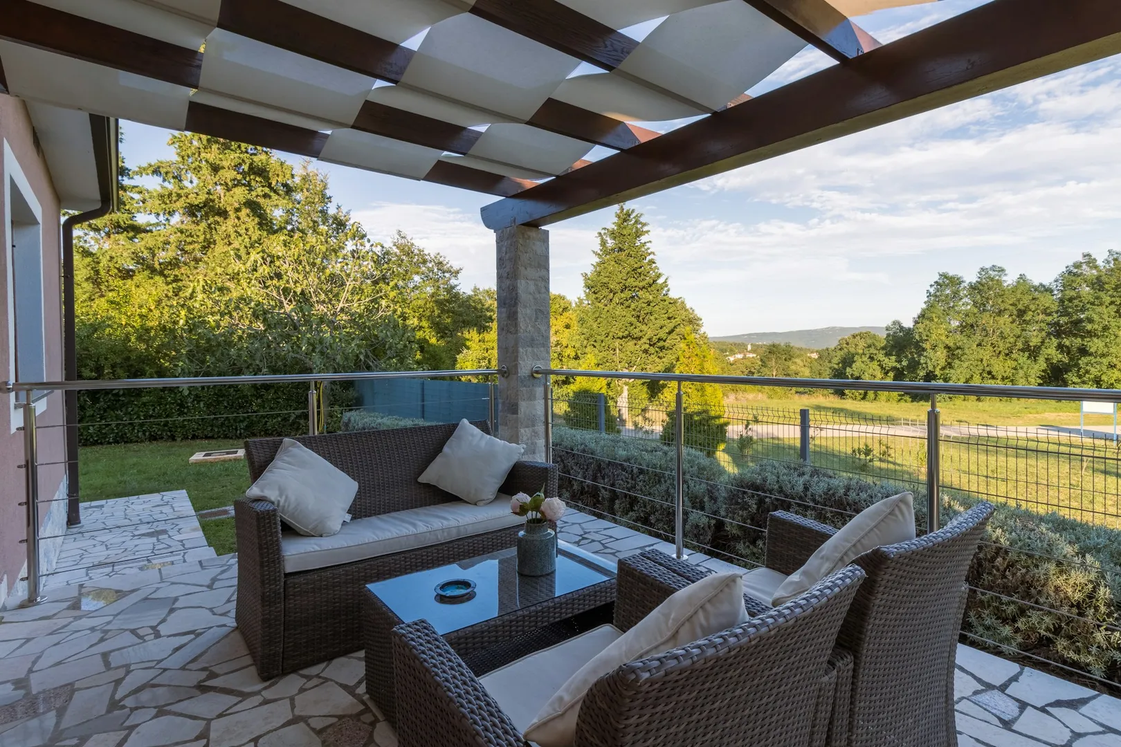 Nettoyage de terrasse et margelles en pierre naturelle - service professionnel
